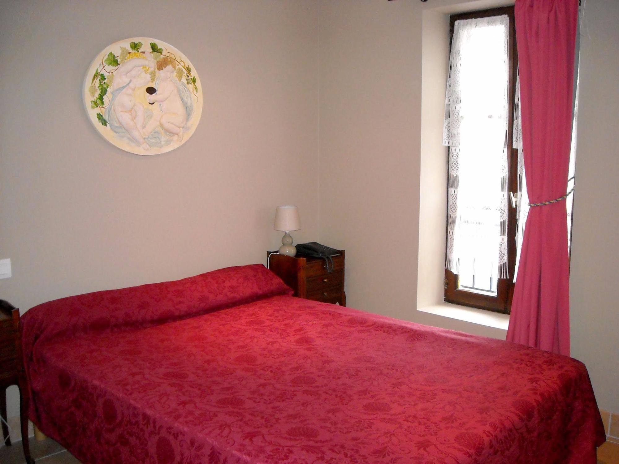 Hostellerie Saint Martin- Logis Hotel Et Restaurant Creully sur Seulles Exterior photo
