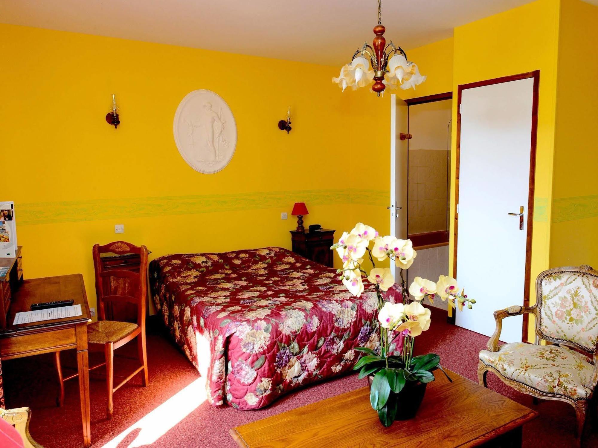 Hostellerie Saint Martin- Logis Hotel Et Restaurant Creully sur Seulles Exterior photo